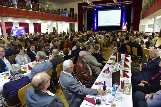 Blick in den vollen Saal der Stadthalle Limbach-Oberfrohna.