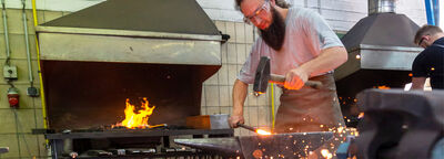Matthias Kulutatzc schmiedet in den Werkstätten der Handwerkskammer Chemnitz