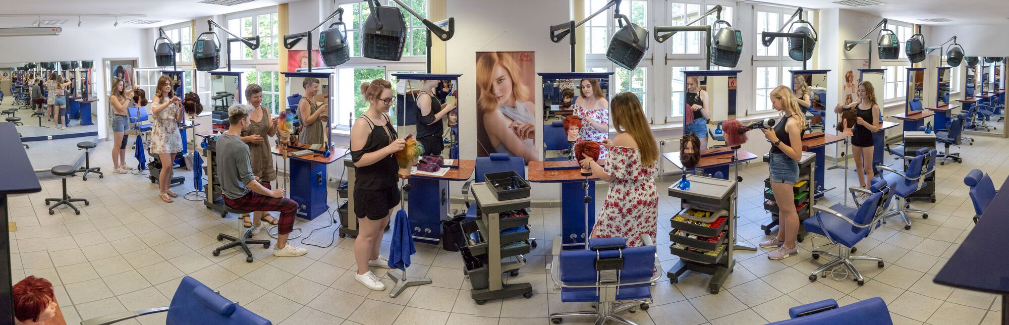 Panorama-Aufnahme der Friseurwerkstatt des Bildungs- und Technologiezentrums der HWK Chemnitz im BTZ in Plauen