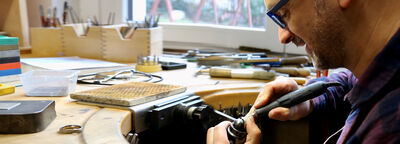 Karsten Träger arbeitet in seiner Werkstatt an einem Ring