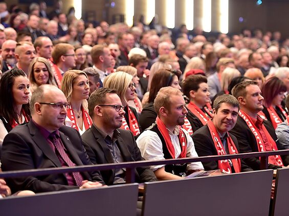 Lachende Meister im Publikum.