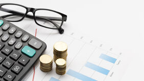 Geld, Taschenrechner, Brille, Auswertung