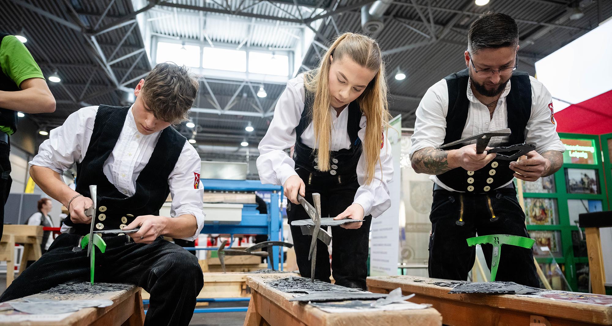 Drei Dachdecker in Zunftkleidung - Schauwerkstatt Messe